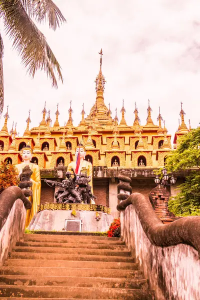 Храм Пхра Тхат Сутон Монгхон Кхири Таиланд — стоковое фото