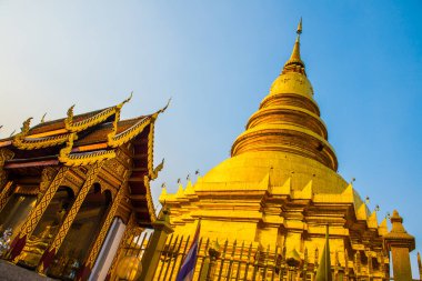 Güzel Lanna tapınağı Phrathat Hariphunchai, Tayland.