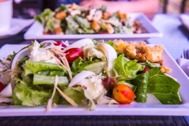 Karışık sebze salatası ve ballı limon sosu Tayland 'da haşlanmış yumurta ve pastırma.