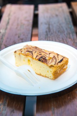 Beyaz Tabakta Macadamia Mermer Keki, Tayland.