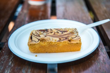 Beyaz Tabakta Macadamia Mermer Keki, Tayland.