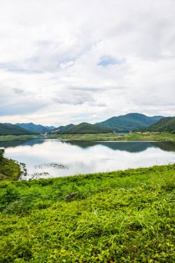 Mae Kuang Udom Thara barajının manzara manzarası, Tayland.