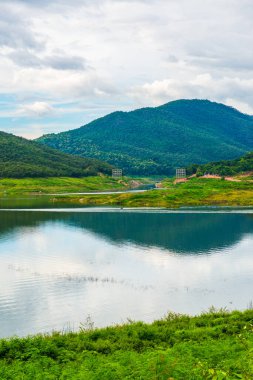 Mae Kuang Udom Thara barajının manzara manzarası, Tayland.