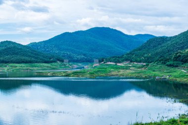 Mae Kuang Udom Thara barajının manzara manzarası, Tayland.