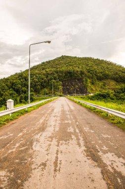 Mae Kuang Udom Thara Barajı Yolu, Tayland.
