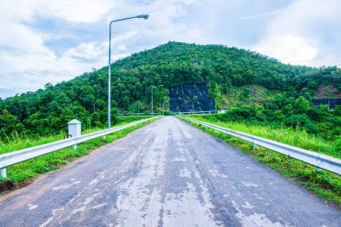 Mae Kuang Udom Thara Barajı Yolu, Tayland.
