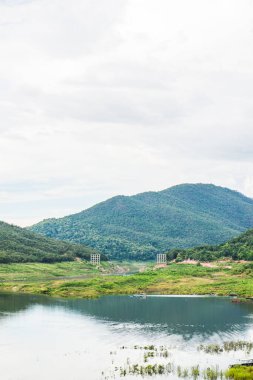 Mae Kuang Udom Thara barajının manzara manzarası, Tayland.