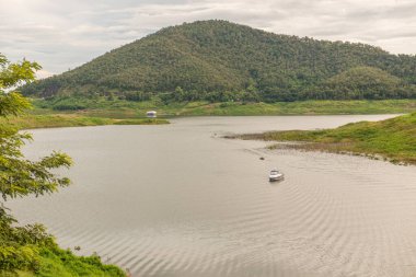 Mae Kuang Udom Thara barajının manzara manzarası, Tayland.