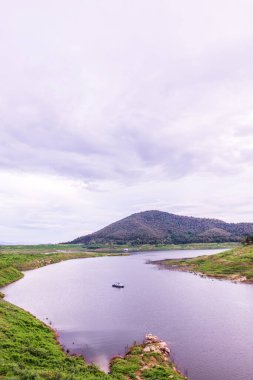 Mae Kuang Udom Thara barajının manzara manzarası, Tayland.