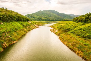 Mae Kuang Udom Thara barajının manzara manzarası, Tayland.
