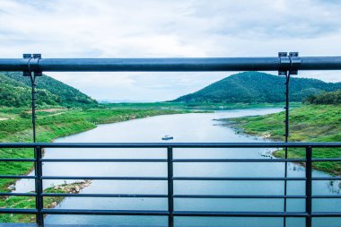 Mae Kuang Udom Thara barajının manzara manzarası, Tayland.
