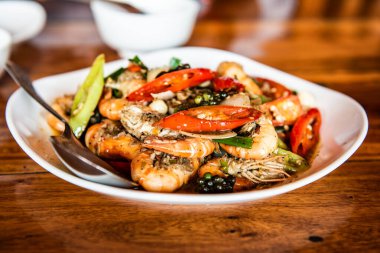 Karabiber ve dolmalık biberli kızarmış karides, Tayland.