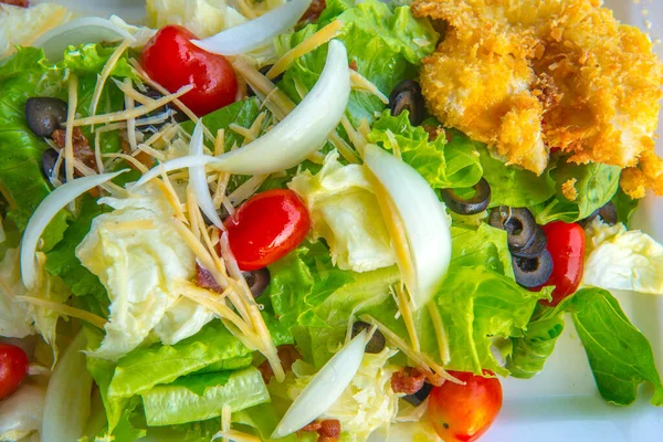 Blandad Grönsakssallad Med Honungsdressing Pocherat Ägg Och Bacon Thailand — Stockfoto