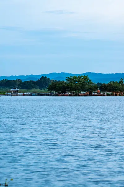 泰国Kwan Phayao湖的Tilok Aram寺庙 — 图库照片