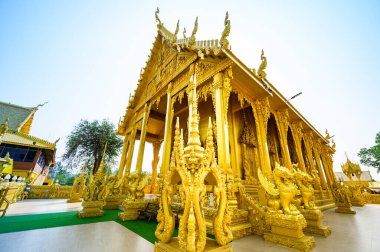 Chachoengsao, Tayland - 10 Mart 2023 Pak Nam Jo Lo Tapınağındaki Altın Kilise.