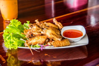 Modern tabakta balık soslu kızarmış tavuk, Tayland.