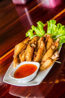 Modern tabakta balık soslu kızarmış tavuk, Tayland.