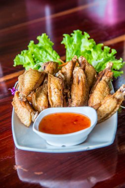 Modern tabakta balık soslu kızarmış tavuk, Tayland.