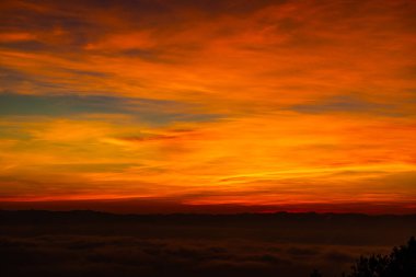 Sabah gökyüzü Chiang Mai şehrinde bulutlu, Tayland.