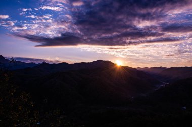 Wat Phrathat Doi Leng 'in Tayland manzaralı sisli dağ manzarası.