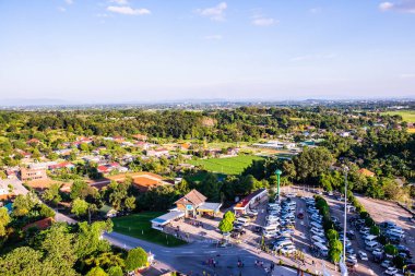Tayland 'ın Chiang Rai eyaletinde otoparkı olan yerli bir köy..