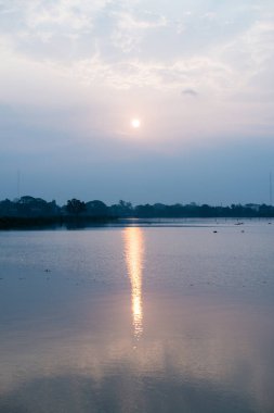 Kwan Phayao Gölü 'nde gün doğumu, Tayland.