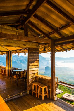 Güzel Dağ Manzaralı Ev Phu Langka Ulusal Parkı, Tayland.