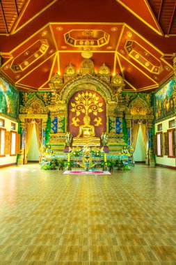 Prayodkhunpol 'deki güzel Buda heykeli Wiang Kalong Tapınağı, Tayland.