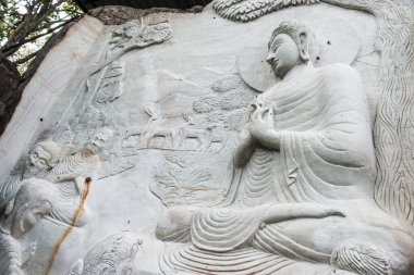 Huai Pha Kiang tapınağında kayalara Buda sanatı oymak, Tayland.