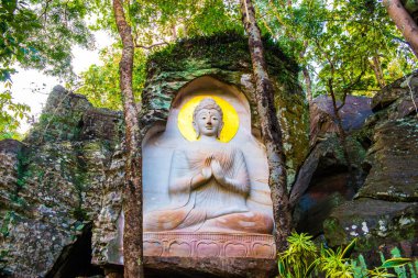 Huai Pha Kiang tapınağında kayalara Buda sanatı oymak, Tayland.