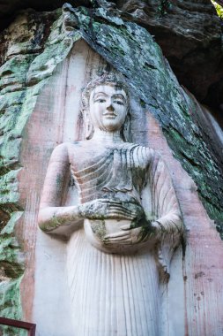 Huai Pha Kiang tapınağında kayalara Buda sanatı oymak, Tayland.