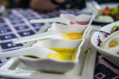 Tayland 'da beyaz kasede salata sosu..