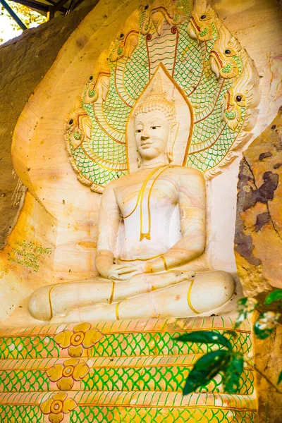 フアファキアン寺院の岩の上に仏画を彫る — ストック写真