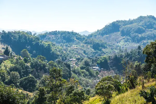 Tayland 'ın Chiangmai bölgesindeki dağların görüş açısı.