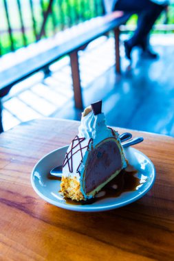 Dondurmalı pasta beyaz tabak, Tayland.