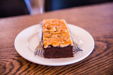 Beyaz tabakta browni keki, Tayland.