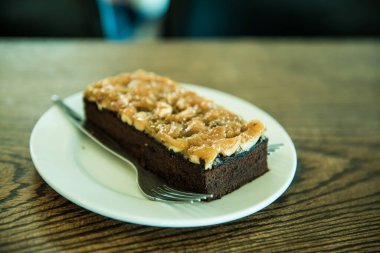 Beyaz tabakta browni keki, Tayland.