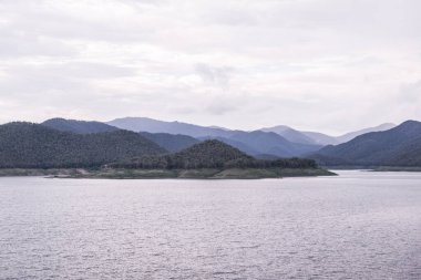 Mae Kuang Udom Thara barajının manzara manzarası, Tayland.