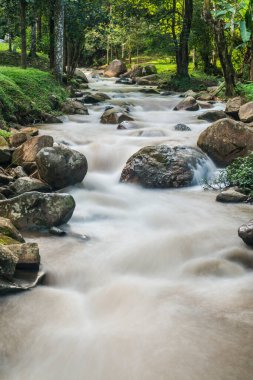 Su, Tayland 'ın Chiang Rai ilindeki Khunkorn şelalesinde akıyor..