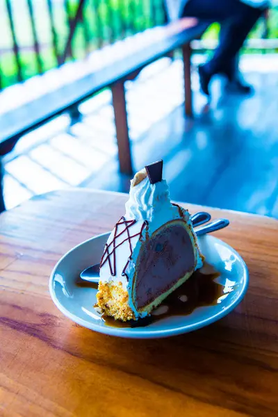 Dondurmalı pasta beyaz tabak, Tayland.