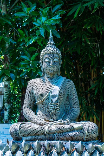 Buda heykeli Tayland, fındıktan yapılmıştır..