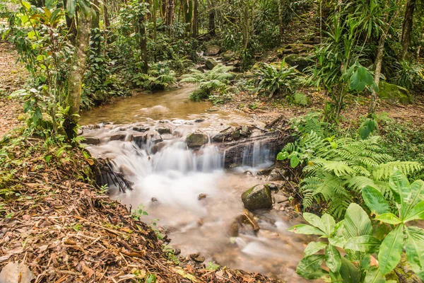 Su, Tayland 'ın Chiang Rai ilindeki Khunkorn şelalesinde akıyor..