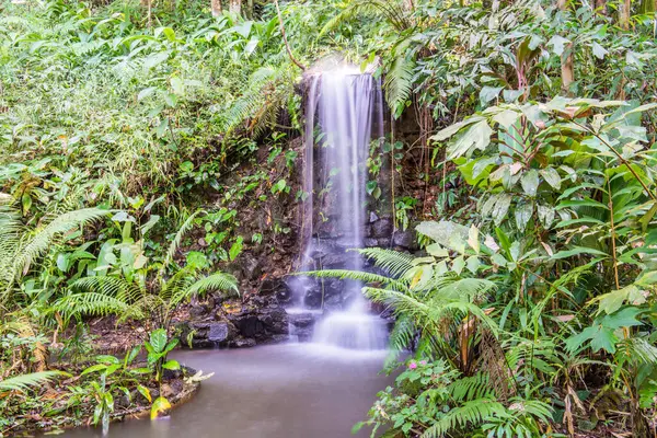 Tayland 'ın Chiang Rai eyaletindeki Khunkorn şelalesinde küçük bir şelale..