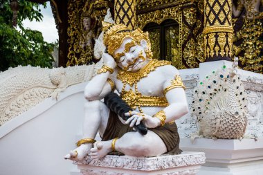 Tayland 'da Darabhirom Ormanı Manastırı' nda bulunan dev bir heykel..