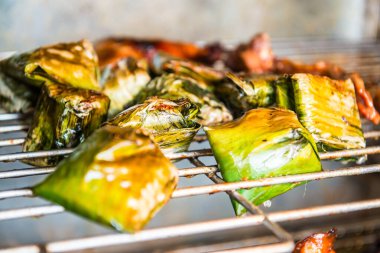 Izgara mayalanmış domuz eti ve muz yaprağı ızgara, Tayland.