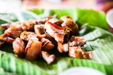 Tayland 'da muz yaprağında kömür kaynayan domuz boynu..