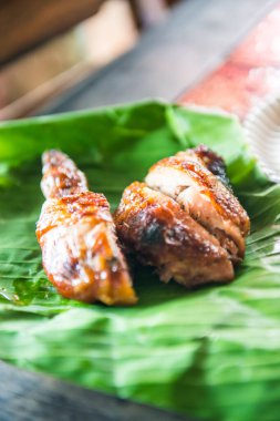 Tayland 'da muz yaprağında ızgara tavuk..