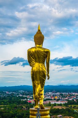 Phra 'da yürüyen Buda heykeli. Tayland' daki Khao Noi tapınağı..