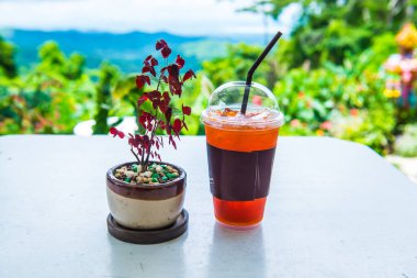 Masada buzlu limon çayı olan küçük bir bitki, Tayland.