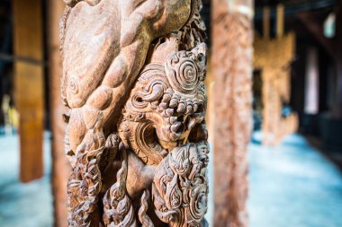 Tahta sütuna oyma sanatı, Tayland.